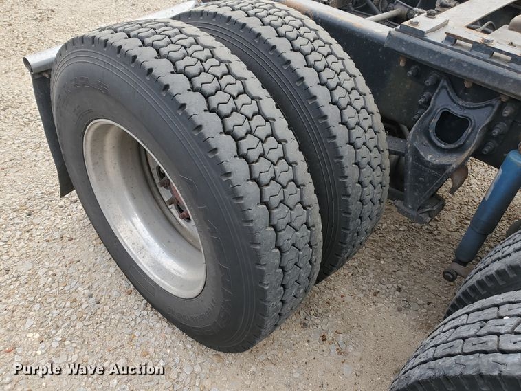 image for item KC9562 1999 International 9200  semi truck