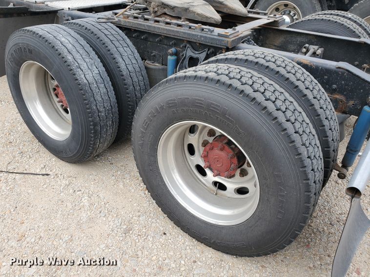 image for item KC9562 1999 International 9200  semi truck