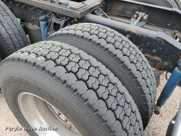 image for item KC9562 1999 International 9200  semi truck