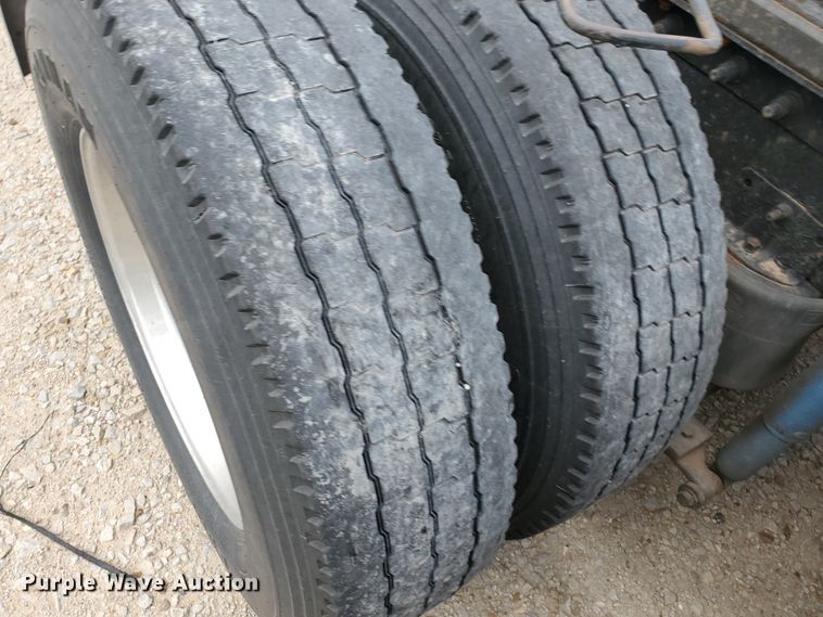 image for item KC9562 1999 International 9200  semi truck