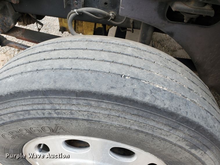 image for item KC9562 1999 International 9200  semi truck