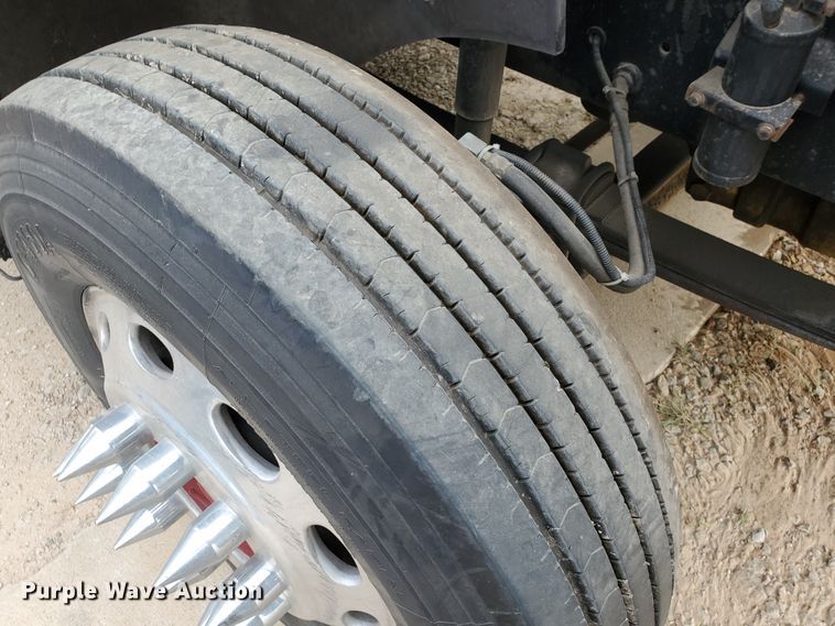 image for item KC9562 1999 International 9200  semi truck