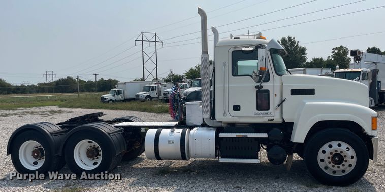 image for item KK9423 2012 Mack CHU613  semi truck