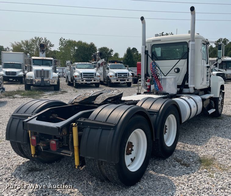 image for item KK9423 2012 Mack CHU613  semi truck