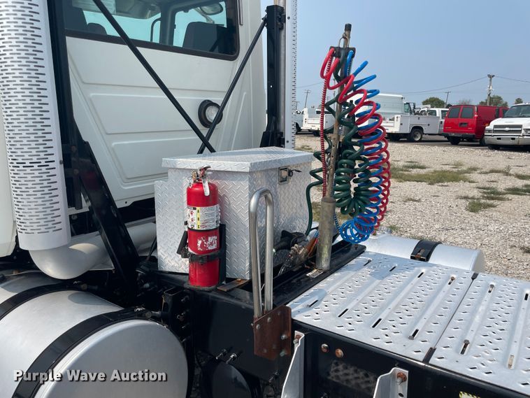 image for item KK9423 2012 Mack CHU613  semi truck