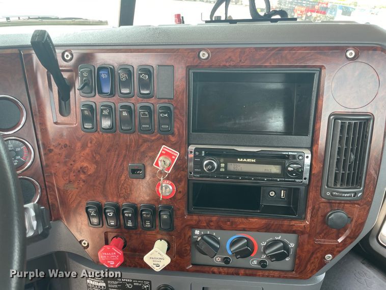 image for item KK9423 2012 Mack CHU613  semi truck