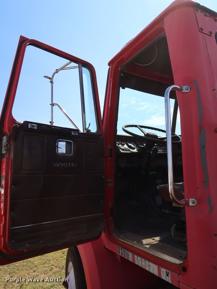 image for item KQ9754 1987 Vovlo White WCS  semi truck