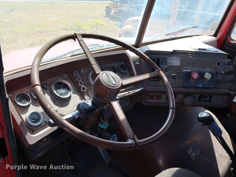 image for item KQ9754 1987 Vovlo White WCS  semi truck