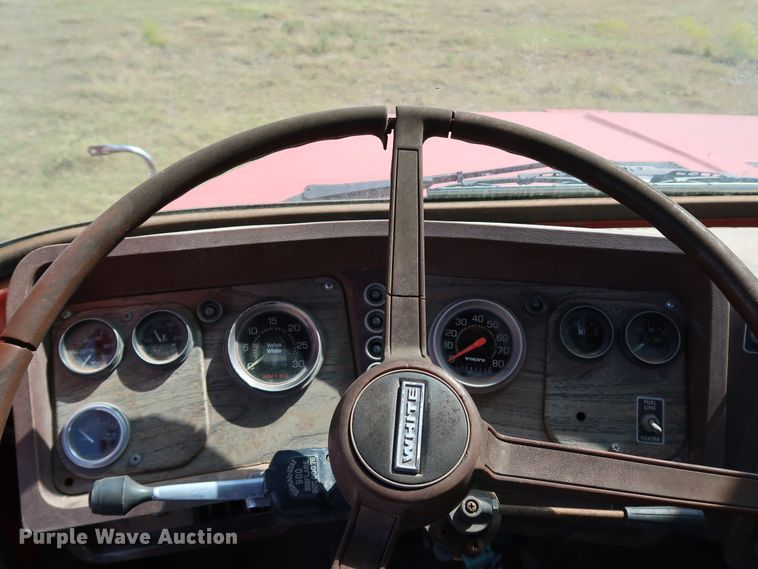 image for item KQ9754 1987 Vovlo White WCS  semi truck