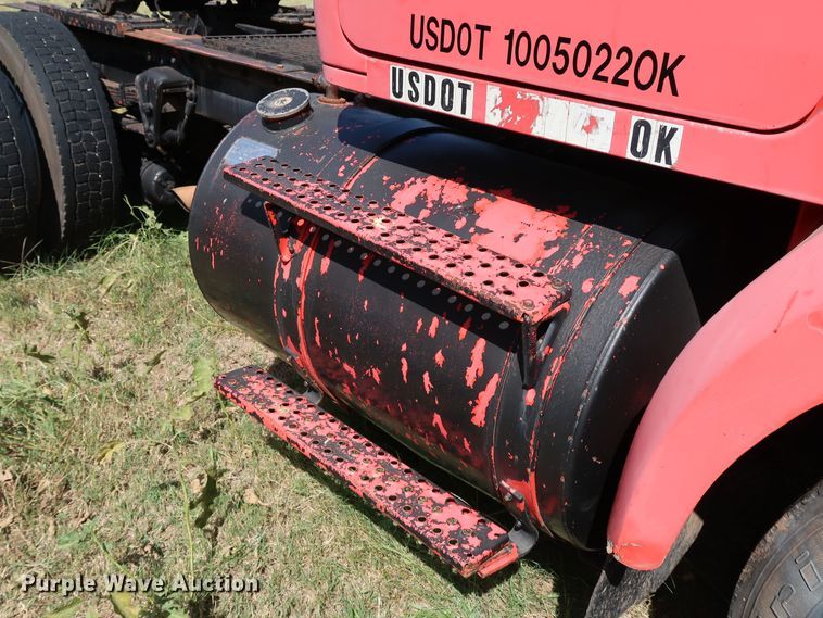 image for item KQ9754 1987 Vovlo White WCS  semi truck