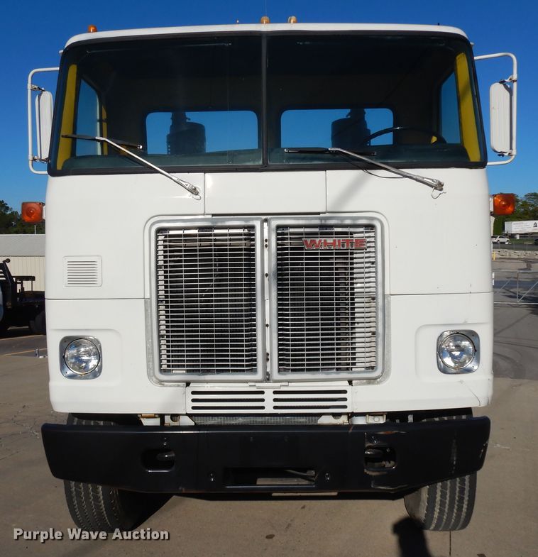 image for item KU9134 1976 White Road Commander 2  semi truck