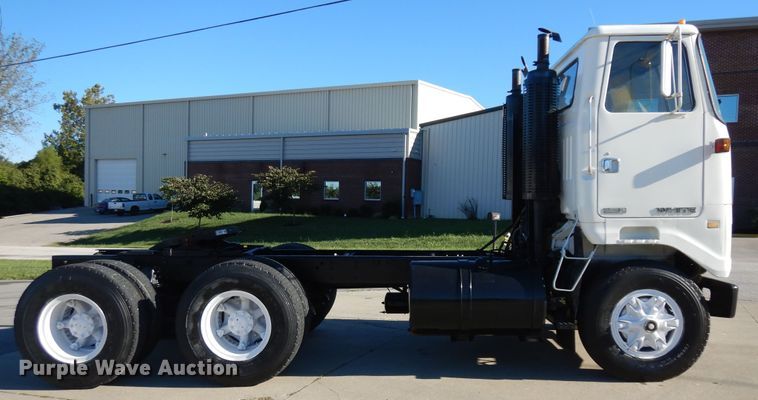 image for item KU9134 1976 White Road Commander 2  semi truck