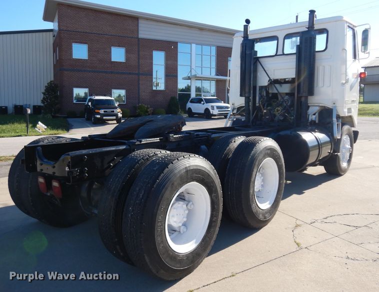 image for item KU9134 1976 White Road Commander 2  semi truck