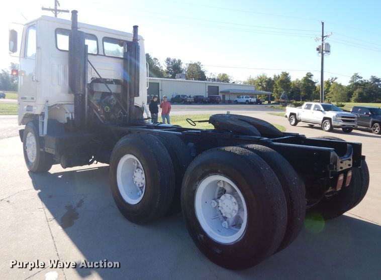 image for item KU9134 1976 White Road Commander 2  semi truck