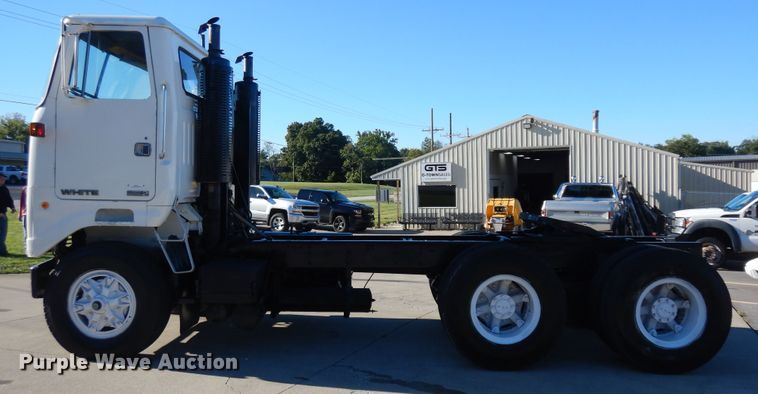 image for item KU9134 1976 White Road Commander 2  semi truck