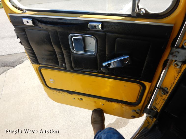 image for item KU9134 1976 White Road Commander 2  semi truck