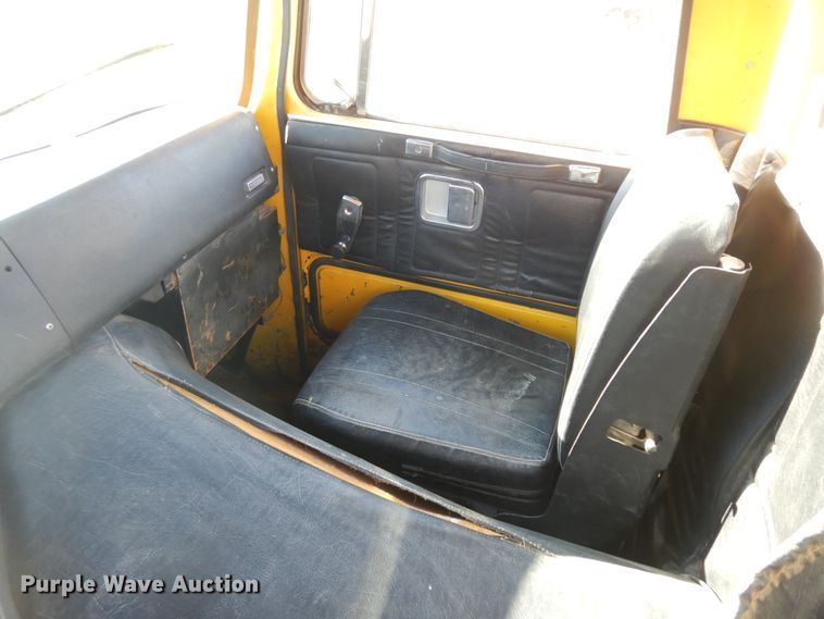 image for item KU9134 1976 White Road Commander 2  semi truck