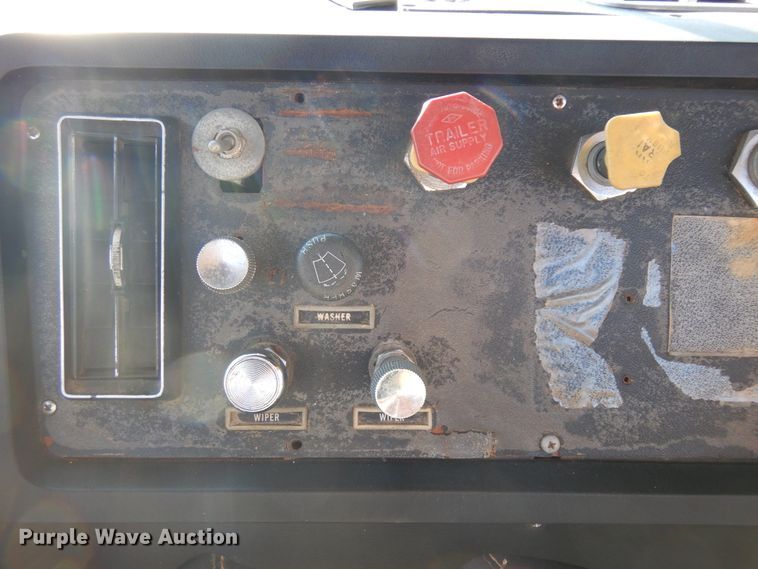 image for item KU9134 1976 White Road Commander 2  semi truck