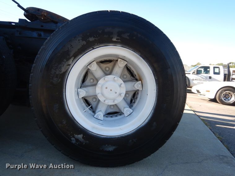 image for item KU9134 1976 White Road Commander 2  semi truck