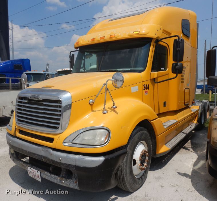 image for item KU9397 2005 Freightliner Columbia 120  semi truck