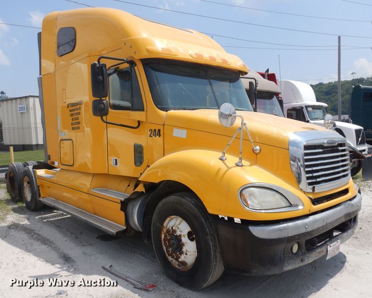 image for item KU9397 2005 Freightliner Columbia 120  semi truck