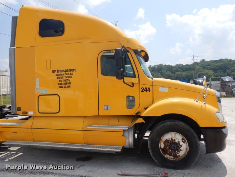 image for item KU9397 2005 Freightliner Columbia 120  semi truck