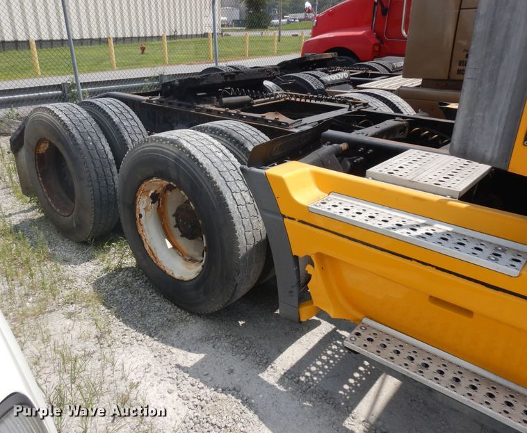 image for item KU9397 2005 Freightliner Columbia 120  semi truck