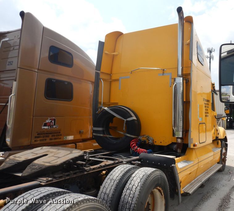 image for item KU9397 2005 Freightliner Columbia 120  semi truck