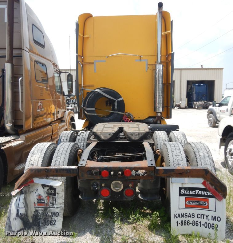 image for item KU9397 2005 Freightliner Columbia 120  semi truck