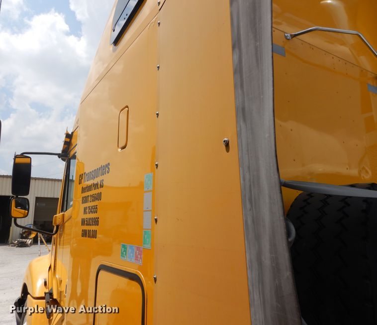 image for item KU9397 2005 Freightliner Columbia 120  semi truck