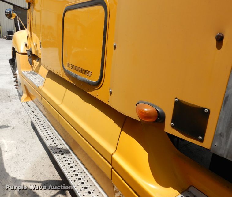 image for item KU9397 2005 Freightliner Columbia 120  semi truck