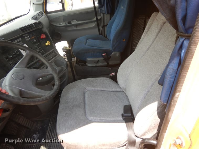 image for item KU9397 2005 Freightliner Columbia 120  semi truck