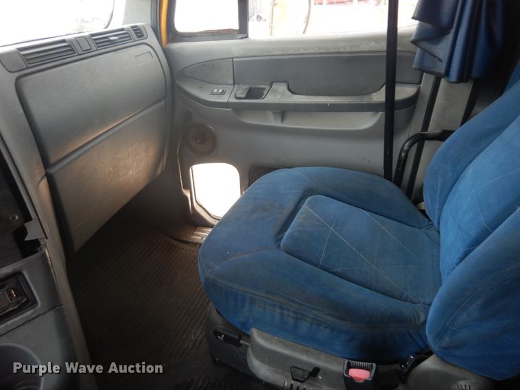 image for item KU9397 2005 Freightliner Columbia 120  semi truck