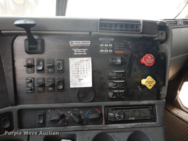 image for item KU9397 2005 Freightliner Columbia 120  semi truck