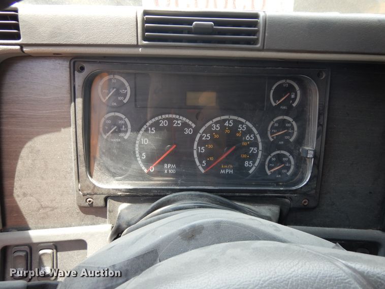 image for item KU9397 2005 Freightliner Columbia 120  semi truck