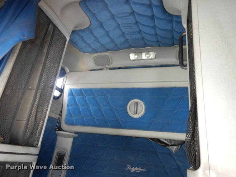 image for item KU9397 2005 Freightliner Columbia 120  semi truck