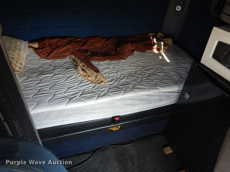 image for item KU9397 2005 Freightliner Columbia 120  semi truck