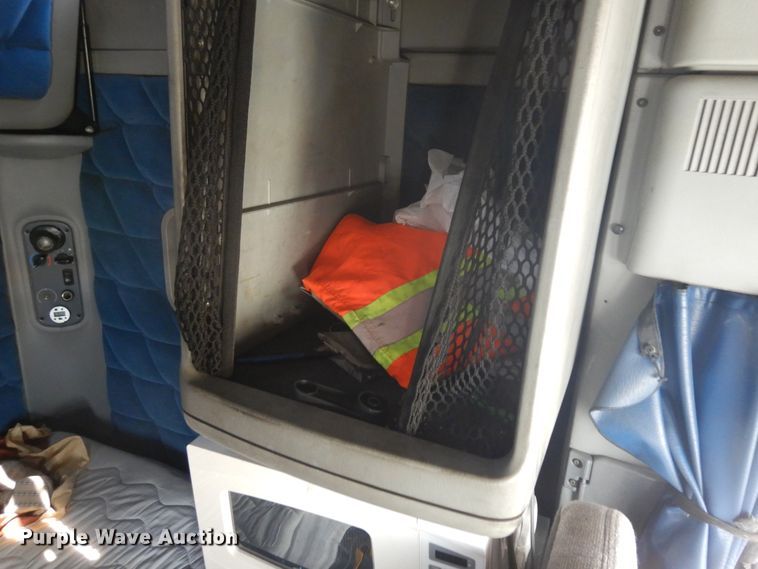 image for item KU9397 2005 Freightliner Columbia 120  semi truck