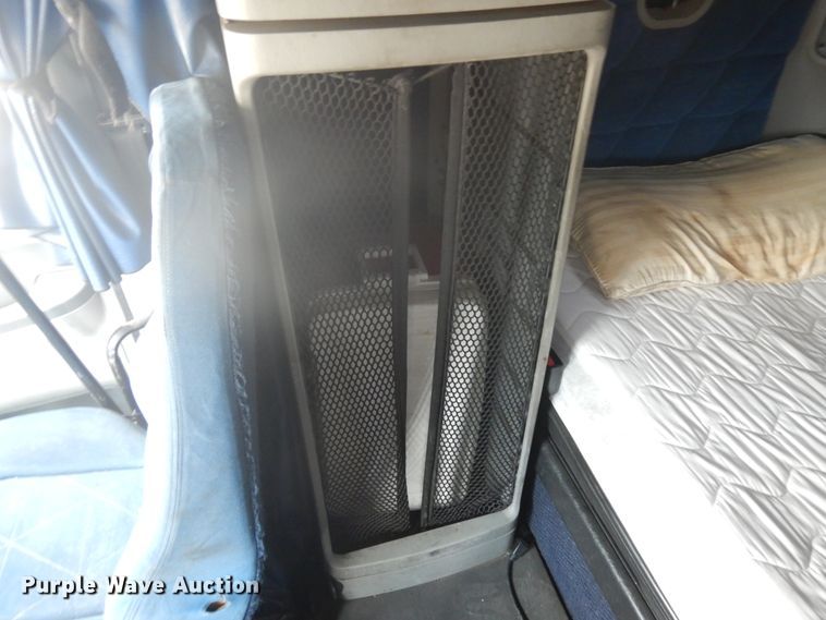 image for item KU9397 2005 Freightliner Columbia 120  semi truck