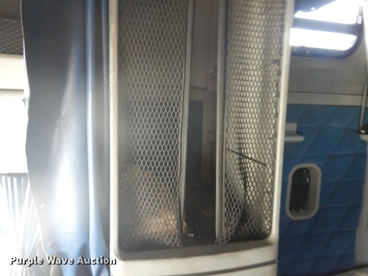 image for item KU9397 2005 Freightliner Columbia 120  semi truck