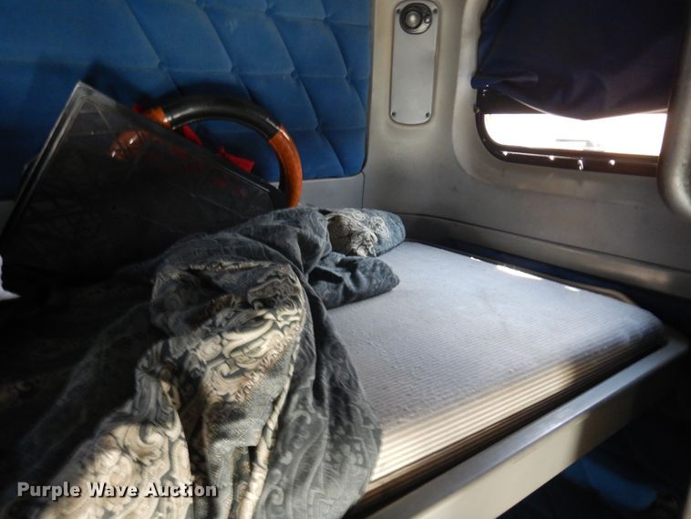 image for item KU9397 2005 Freightliner Columbia 120  semi truck