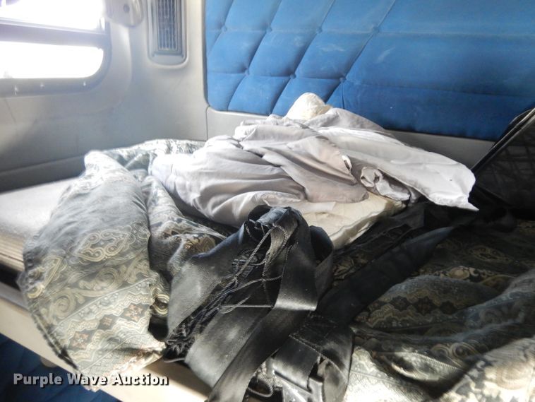 image for item KU9397 2005 Freightliner Columbia 120  semi truck