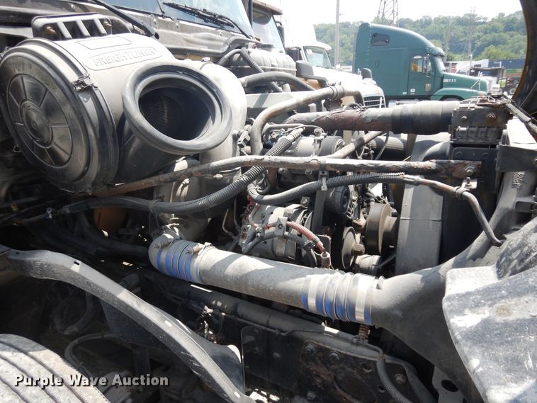 image for item KU9397 2005 Freightliner Columbia 120  semi truck