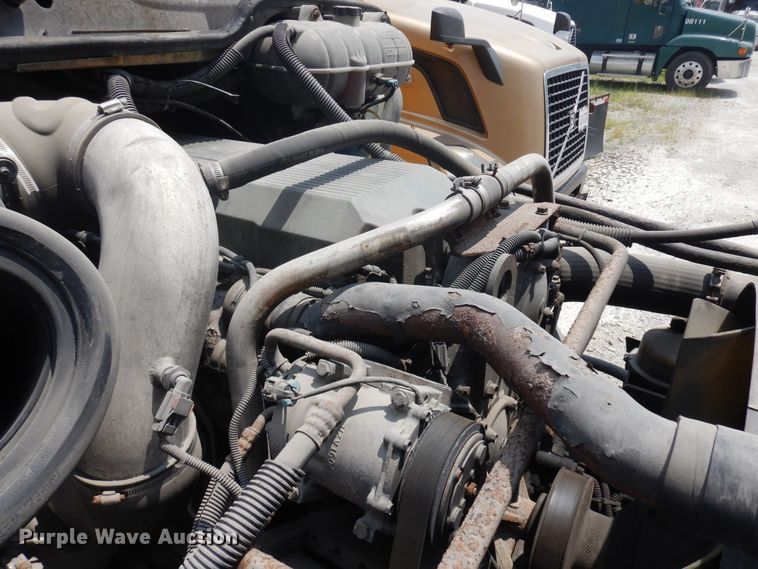 image for item KU9397 2005 Freightliner Columbia 120  semi truck