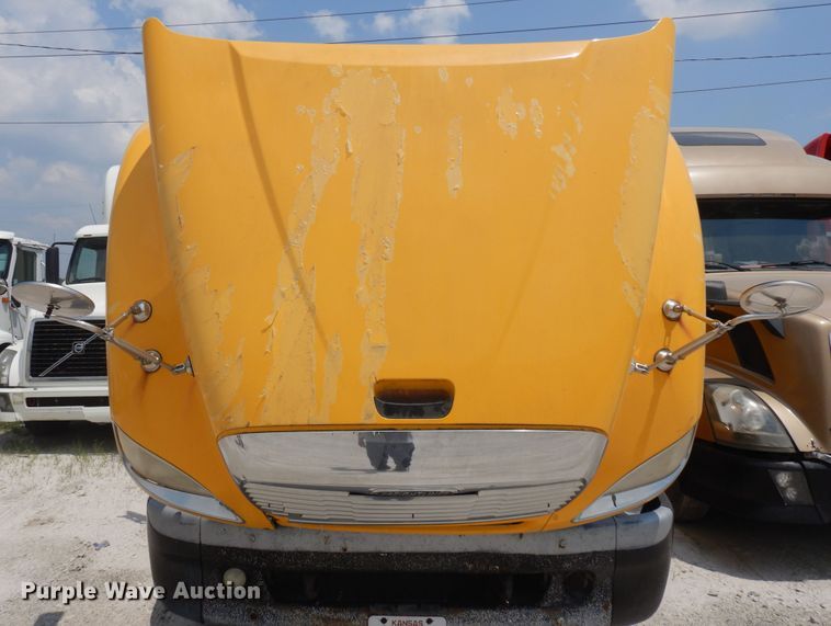 image for item KU9397 2005 Freightliner Columbia 120  semi truck