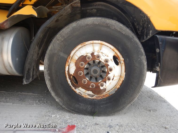 image for item KU9397 2005 Freightliner Columbia 120  semi truck