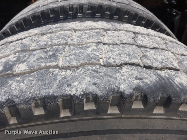 image for item KU9397 2005 Freightliner Columbia 120  semi truck