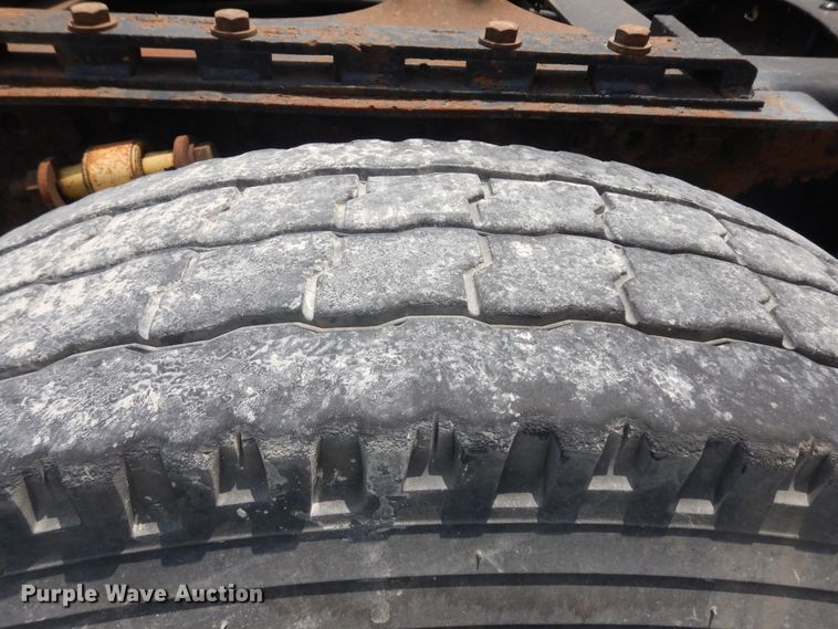 image for item KU9397 2005 Freightliner Columbia 120  semi truck