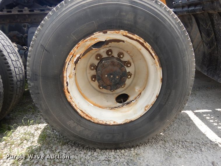 image for item KU9397 2005 Freightliner Columbia 120  semi truck