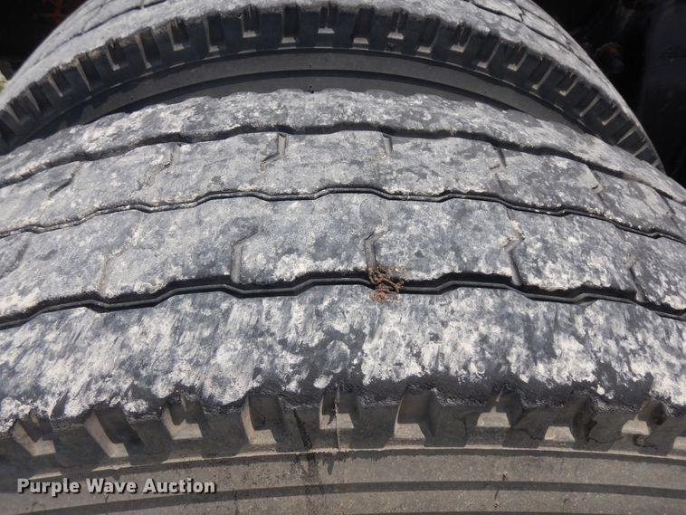 image for item KU9397 2005 Freightliner Columbia 120  semi truck